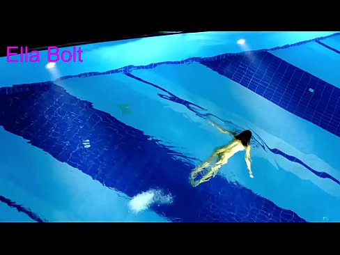 ❤️ Handikwanise kumira kuona, mudiki blonde akabatwa achishambira asina kupfeka muELLA BOLT resort pool ❤❌  ❌